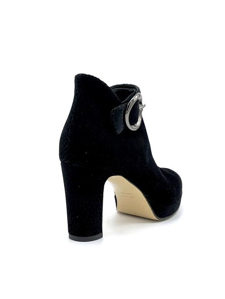 Black suede boots with golden buckle. Leather lining, leather and rubber sole. 9