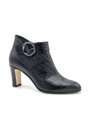 Black leather with creased effect boots with silver buckle. Leather lining, leat