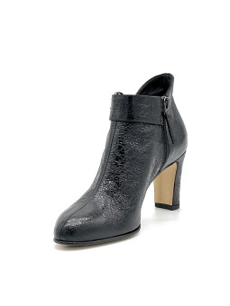 Black leather with creased effect boots with silver buckle. Leather lining, leat