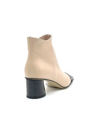 Nude leather and black patent boots. Leather lining, leather and rubber sole. 5,