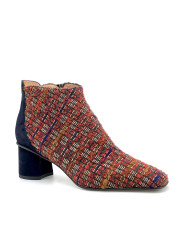 Stivaletto in tessuto bouclé rosso e camoscio blu. Fodera in pelle, suola in cu