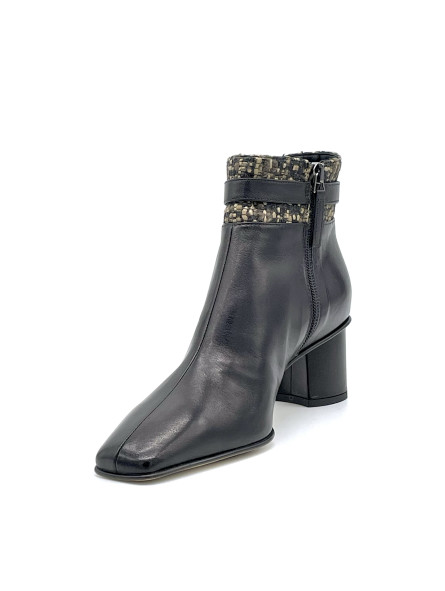 Black leather and beige tweed fabric boots with buckle. Leather lining, leather 