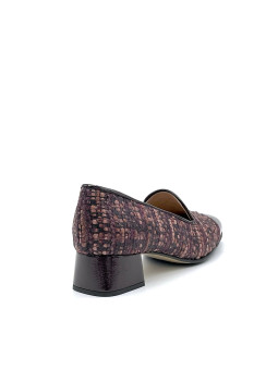 Mocassino in vernice e tessuto tweed prugna con soletta piuma. Fodera in pelle, 