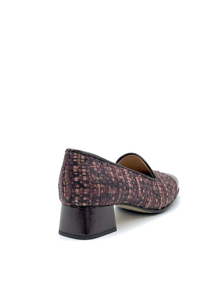 Mocassino in vernice e tessuto tweed prugna con soletta piuma. Fodera in pelle, 