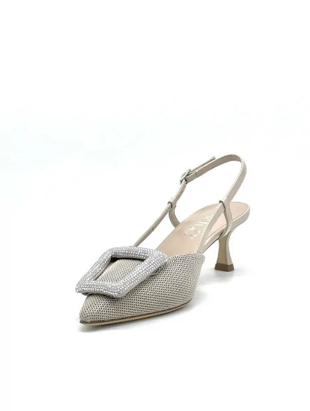 Slingback in tessuto nido d’ape e pelle beige con fibbia gioiello. Fodera in p