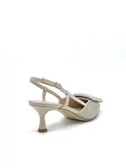 Slingback in tessuto nido d’ape e pelle beige con fibbia gioiello. Fodera in p