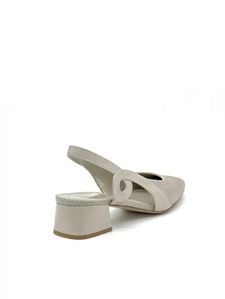 Light taupe leather and beige honeycomb fabric slingback. Leather lining, leathe