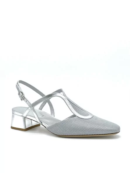 Slingback in pelle laminata e tessuto nido d’ape argento. Fodera in pelle, suo