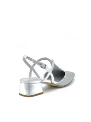 Slingback in pelle laminata e tessuto nido d’ape argento. Fodera in pelle, suo