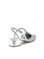 Slingback in pelle laminata e tessuto nido d’ape argento. Fodera in pelle, suo