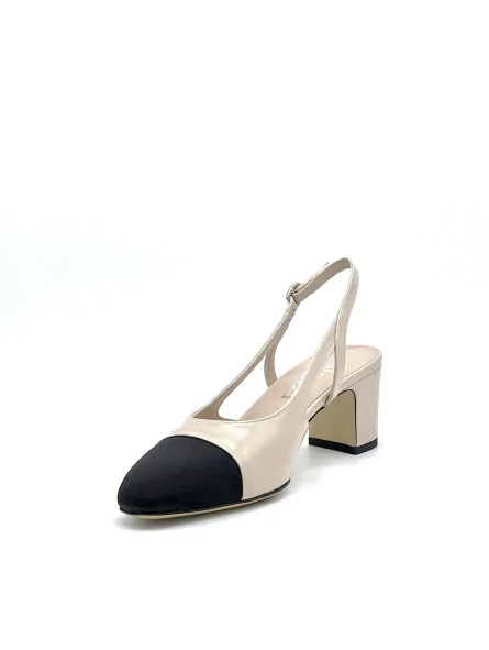 Beige leather and black fabric slingback. Leather lining, leather sole. 5,5 cm h