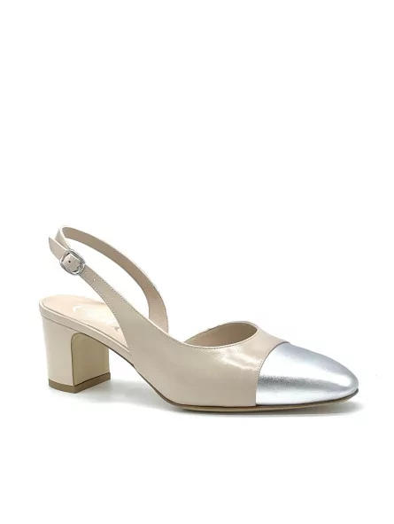 Slingback in pelle beige e pelle laminata argento. Fodera in pelle, suola in cuo