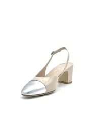 Slingback in pelle beige e pelle laminata argento. Fodera in pelle, suola in cuo