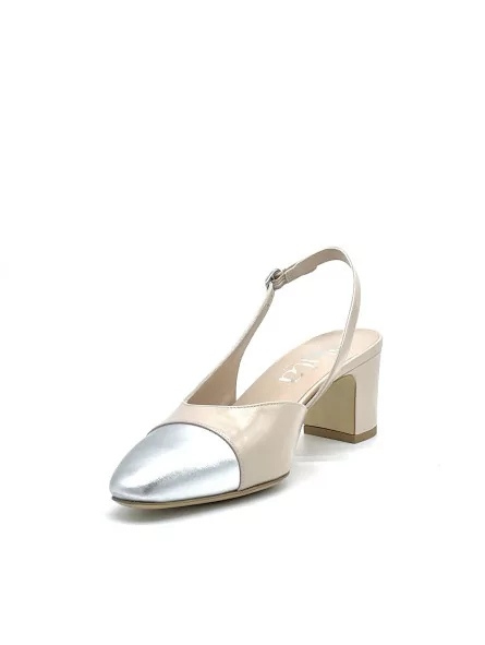 Slingback in pelle beige e pelle laminata argento. Fodera in pelle, suola in cuo