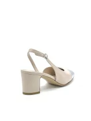 Slingback in pelle beige e pelle laminata argento. Fodera in pelle, suola in cuo