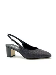 Black raffia and patent slingback. Leather lining, leather sole. 5,5 cm heel.