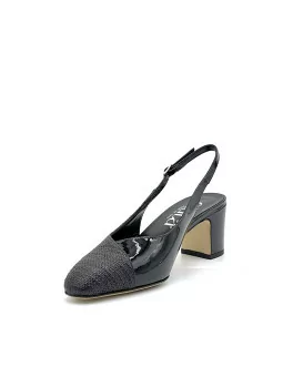 Black raffia and patent slingback. Leather lining, leather sole. 5,5 cm heel.