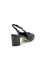 Slingback in rafia e vernice nera. Fodera in pelle, suola in cuoio. Altezza tacc