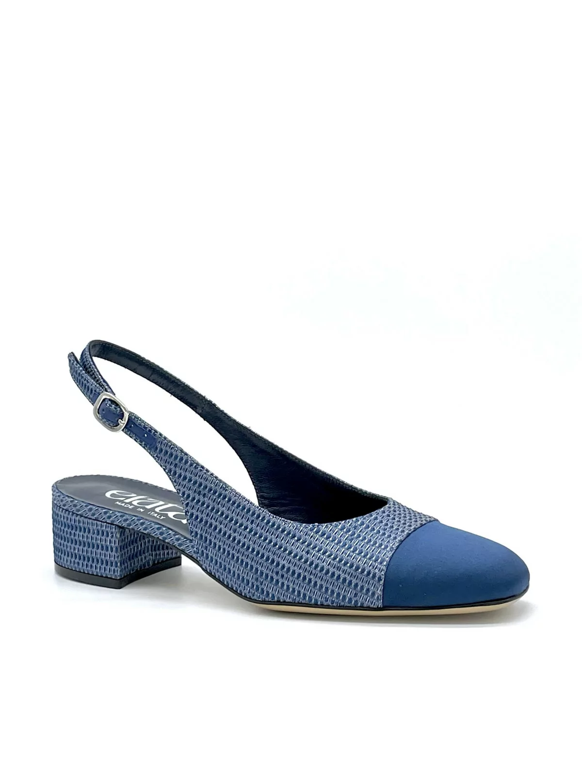 Blue silk and laminate fabric slingback. Leather lining, leather sole. 5,5 cm he