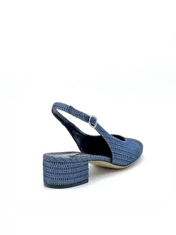 Slingback in tessuto laminato e raso di seta blu. Fodera in pelle, suola in cuoi