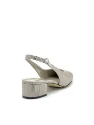 Slingback in tessuto nido d’ape beige e vernice nera. Fodera in pelle, suola i