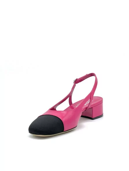 Fuchsia leather and black fabric slingback. Leather lining, leather sole. 3,5 cm