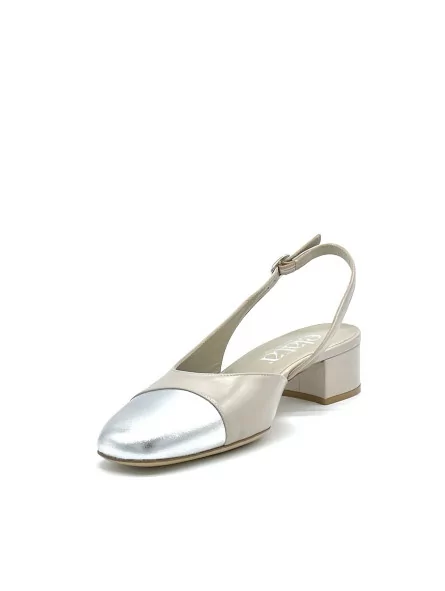 Light taupe and silver laminate leather slingback. Leather lining, leather sole.