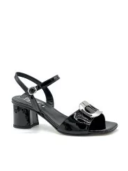 Black patent sandal with silver accessory. Leather lining, leather sole. 5,5 cm 