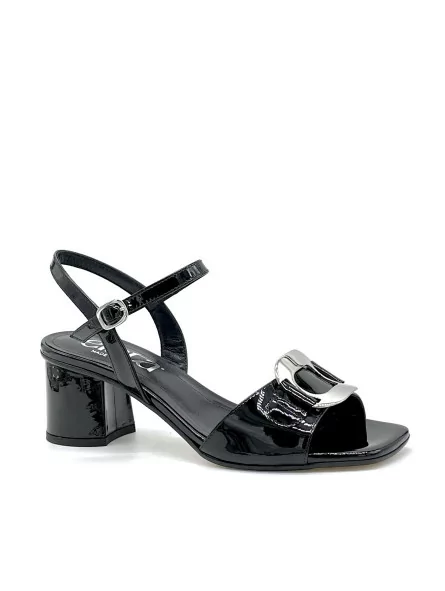 Black patent sandal with silver accessory. Leather lining, leather sole. 5,5 cm 