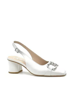 Slingback in pelle color latte e accessorio argento. Fodera in pelle, suola in c