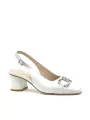 Slingback in pelle color latte e accessorio argento. Fodera in pelle, suola in c