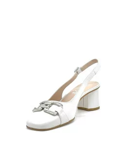 Slingback in pelle color latte e accessorio argento. Fodera in pelle, suola in c