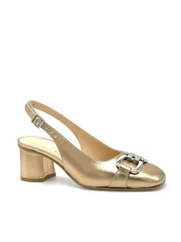 Slingback in pelle laminata color rame e accessorio argento. Fodera in pelle, su