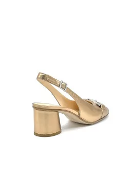 Slingback in pelle laminata color rame e accessorio argento. Fodera in pelle, su