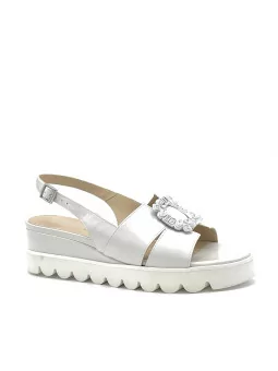 Milk color leather sandal with jewel accessory. Leather lining, leather covered 