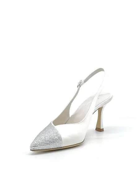 Slingback in raso di seta bianco e applicazione di strass. Fodera in pelle, suol