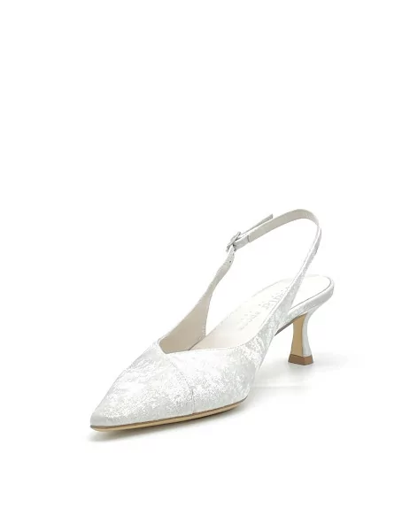 Silver satin effect chenille slingback. Leather lining, leather sole. 5,5 cm hee