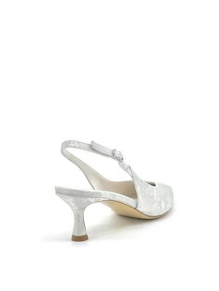 Slingback in ciniglia effetto satinato argento. Fodera in pelle, suola in cuoio.