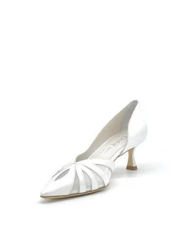 White pearl leather pump with mesh insert. Leather lining, leather sole.  5,5 cm