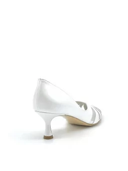 White pearl leather pump with mesh insert. Leather lining, leather sole.  5,5 cm