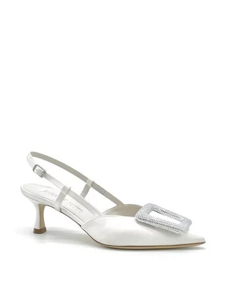 Slingback in raso di seta bianco e fibbia gioiello. Fodera in pelle, suola in cu