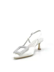 Slingback in raso di seta bianco e fibbia gioiello. Fodera in pelle, suola in cu