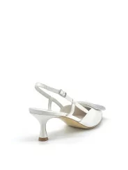 White silk slingback with jewel buckle. Leather lining, leather sole. 5,5 cm hee