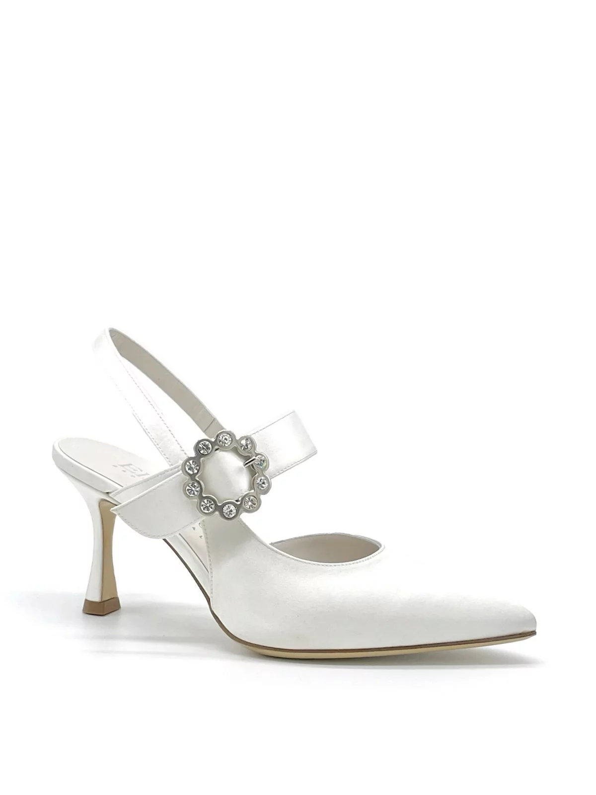 White silk slingback in with jewel buckle. Leather lining, leather sole. 7,5 cm 