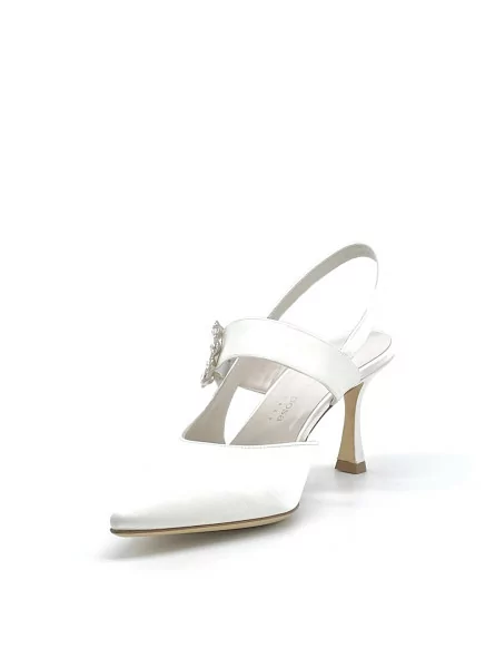 White silk slingback in with jewel buckle. Leather lining, leather sole. 7,5 cm 