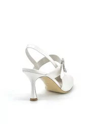 Slingback in raso di seta bianco e fibbia gioiello. Fodera in pelle, suola in cu