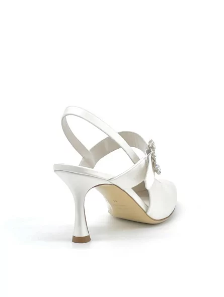 White silk slingback in with jewel buckle. Leather lining, leather sole. 7,5 cm 