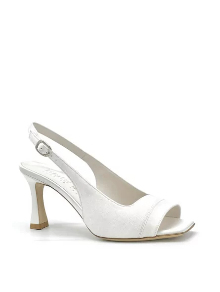 White silk and laminate fabric sandal. Leather lining, leather sole. 7,5 cm heel