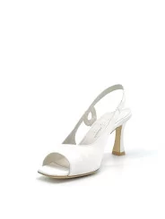 White laminate fabric sandal. Leather lining, leather sole. 7,5 cm heel.