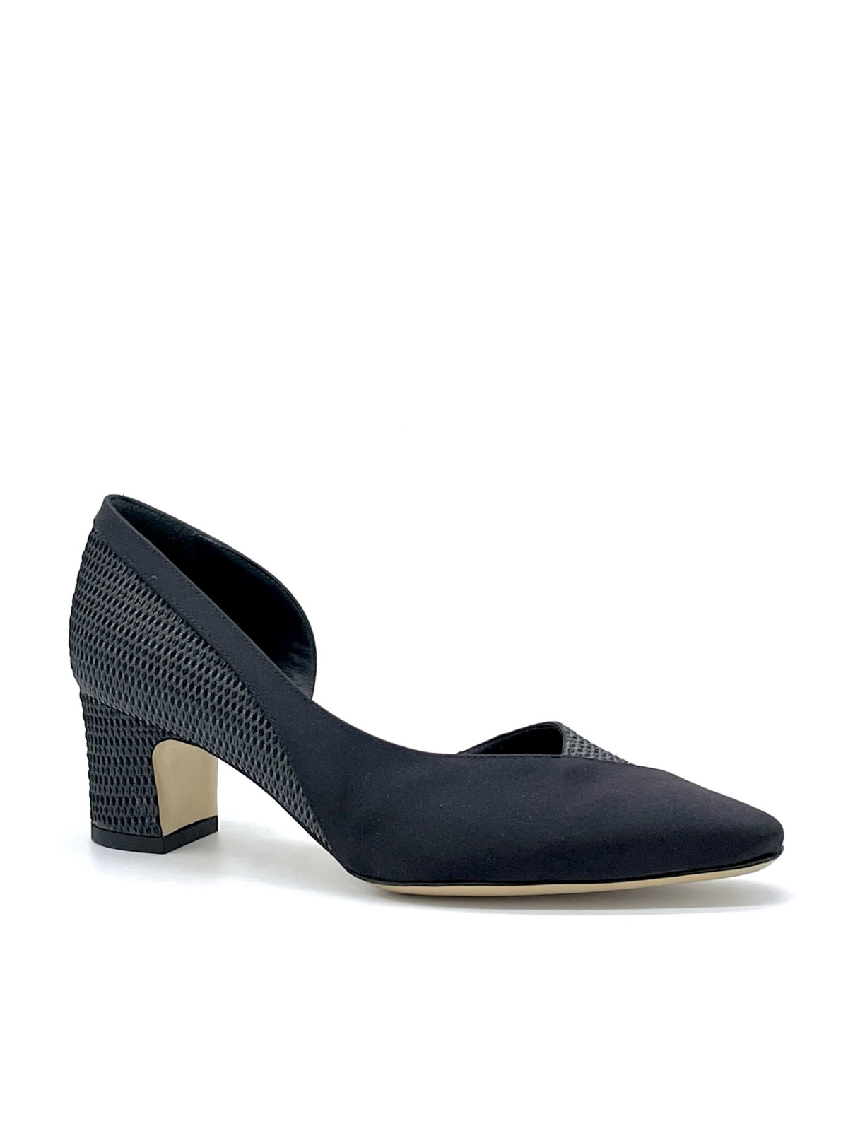 Black laminate fabric and silk pump with internal opening. Leather lining, leath